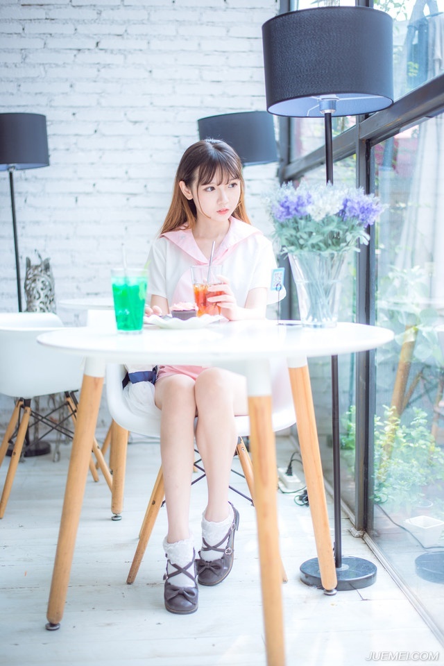 戏，这么演，叫戏，那么演，也叫戏，这一场下了，那一场上来，看戏的，是自己，上台的，也是自己。你是自由的，你有权利以自己的方式表达自己的路。他人喜不喜欢你走出来的路，不是你的事情，因为，毕竟，你没有强迫任何人。